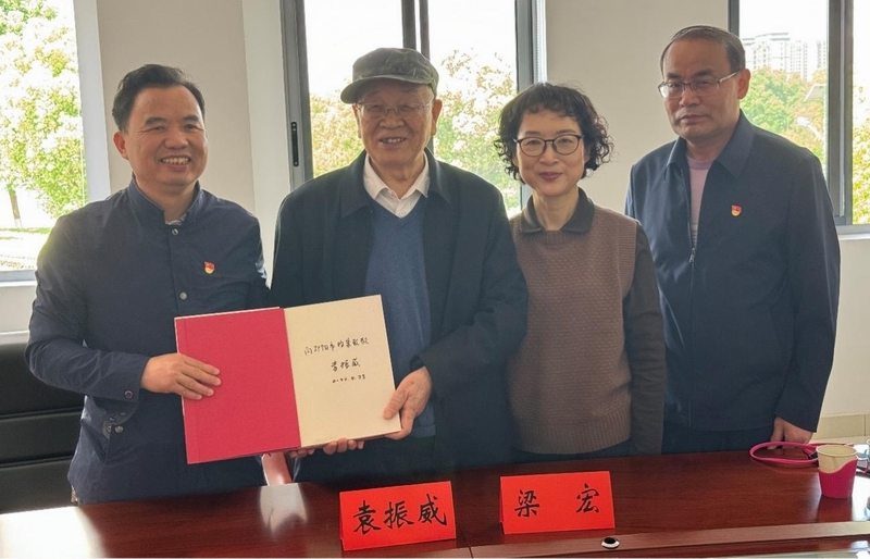 袁振威將軍訪問市檔案館  深情追尋先輩英雄足跡