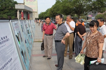 雙清區(qū)檔案局協(xié)助市局成功舉辦“讓檔案走進家庭”宣展活動